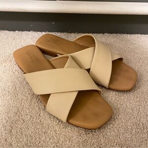 Nisolo Catalina slide in almond.